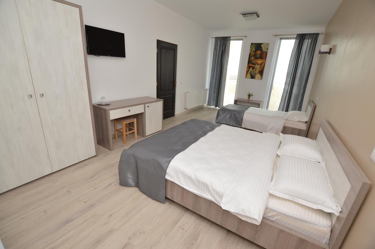 Riana Hotel Adjud Exterior photo