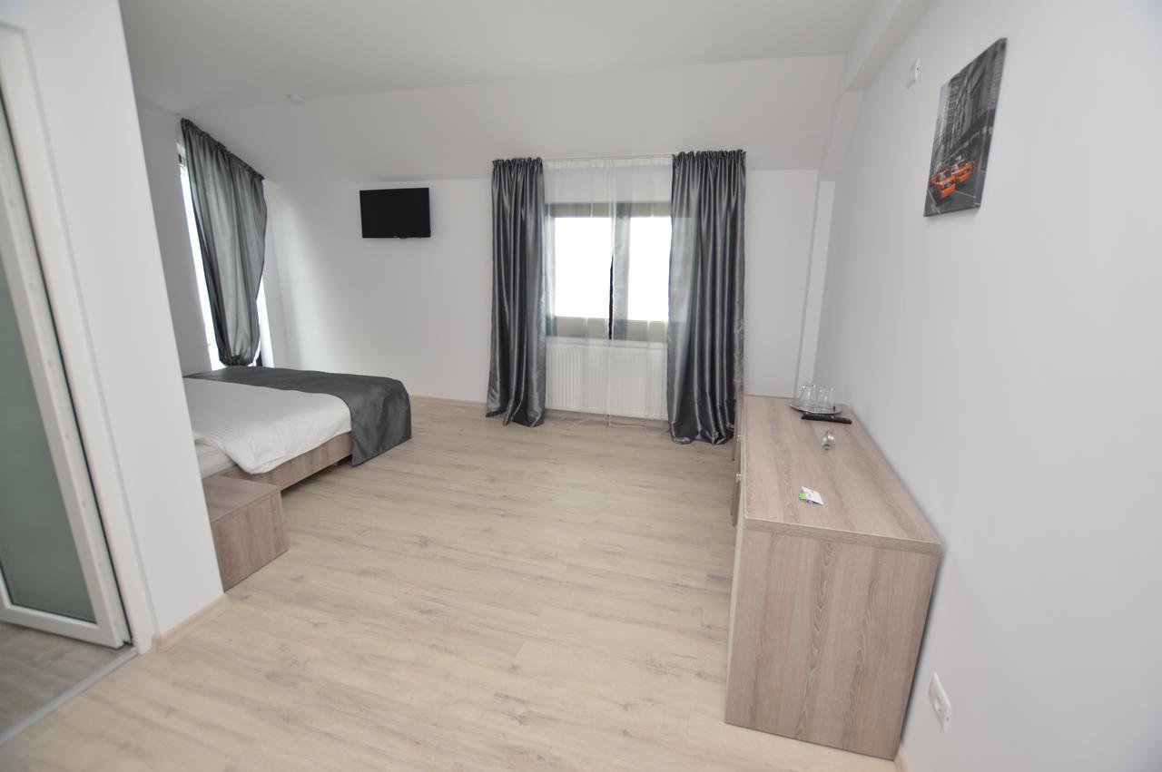 Riana Hotel Adjud Exterior photo